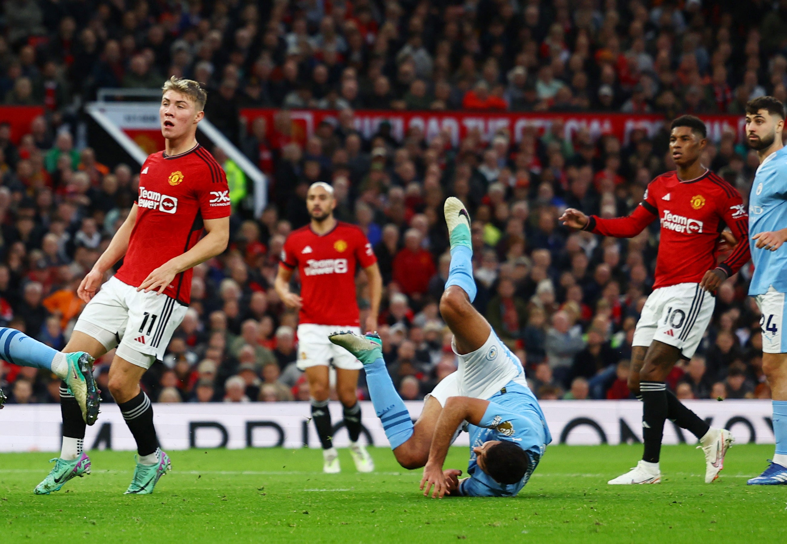 Roy Keane suggests Rasmus Hojlund should 'go down' to win Man United penalty after Man City given one by VAR | The Independent