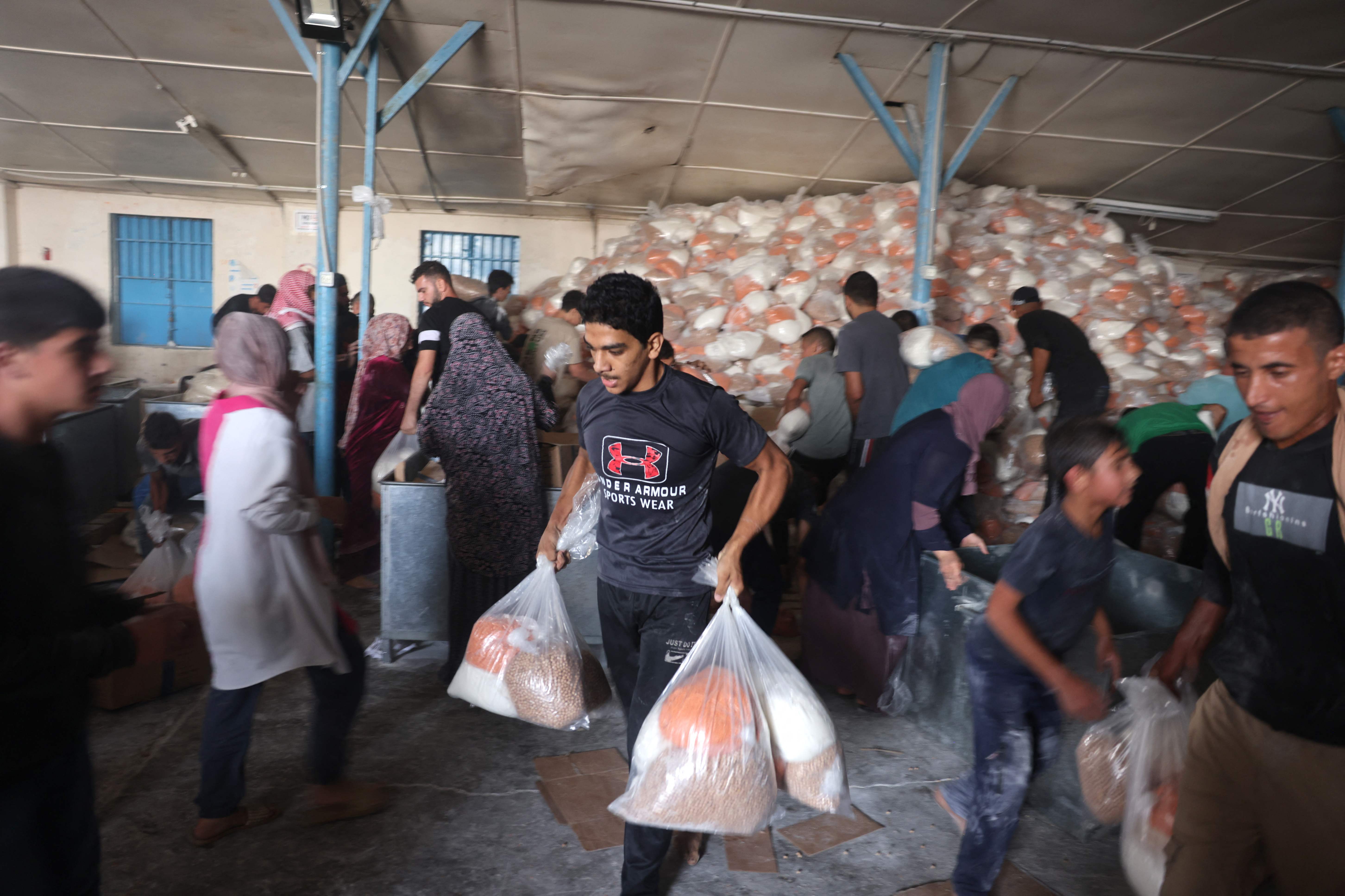 Palestinians raid a UN-run aid supply centre that distributes food to displaced families
