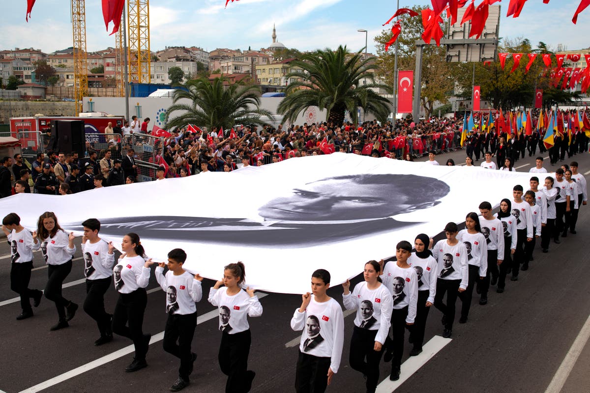 Turki merayakan ulang tahun ke-100 republiknya dengan kembang api dan parade angkatan laut