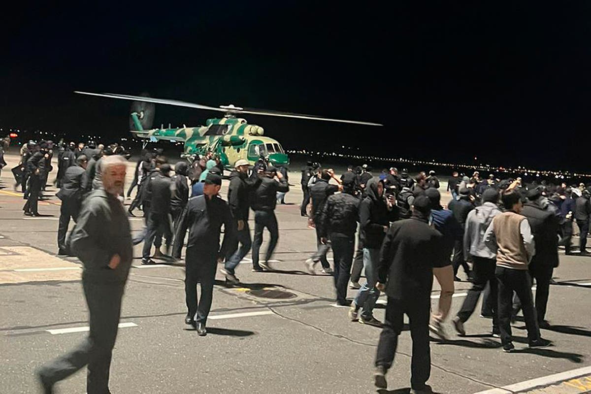 Bandara Dagestan ditutup setelah kerumunan besar pengunjuk rasa menyerbu landasan pacu ‘mencari penerbangan Israel’