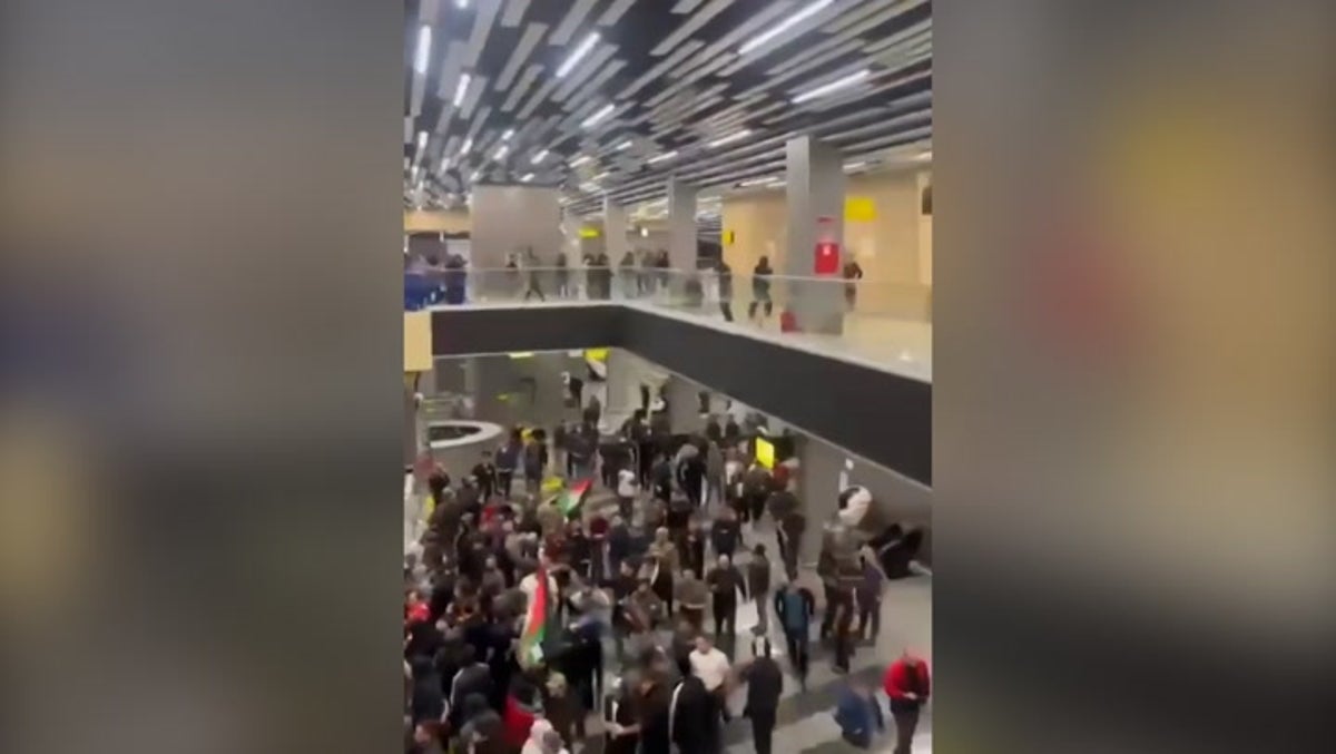 Watch: Mob storms Dagestan airport ‘in search of Israel flight’