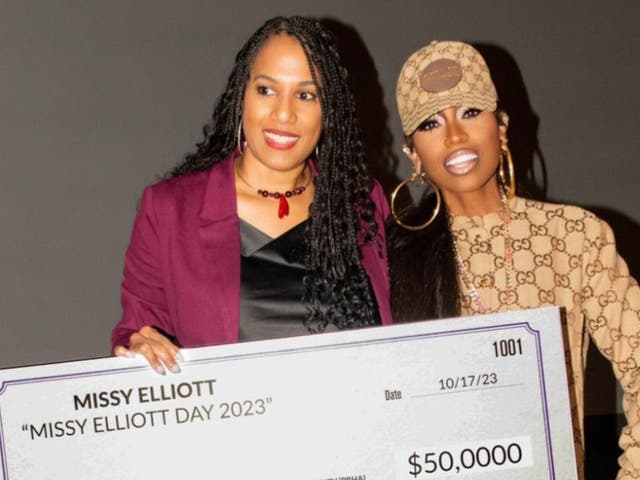 <p>Missy Elliot and Alisa Winston posing with a giant check of $50,000 donated to the Portsmouth Redevelopment and Housing Authority</p>