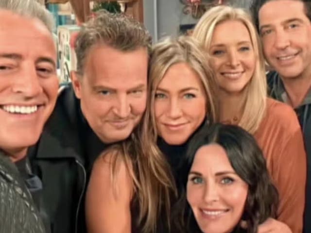 <p>El elenco de <em>Friends</em> se reunió para grabar un especial televisivo en 2021. </p>