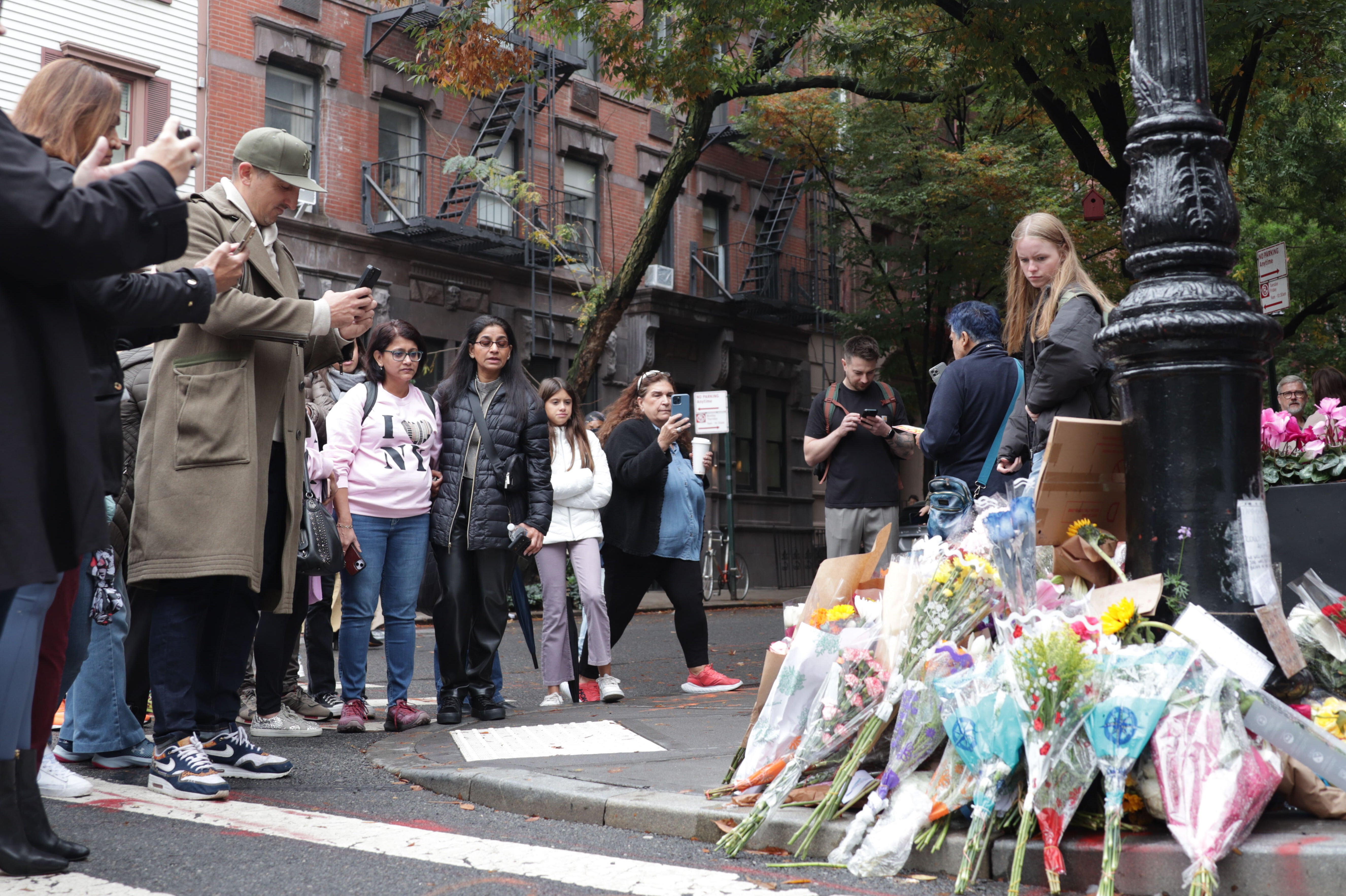 Grieving fans flock to 'Friends' New York apartment to mourn Matthew Perry