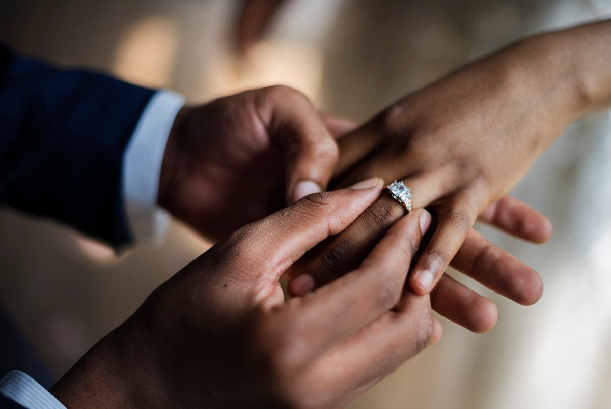 Bride applauded for stopping her ‘selfish’ cousin from proposing