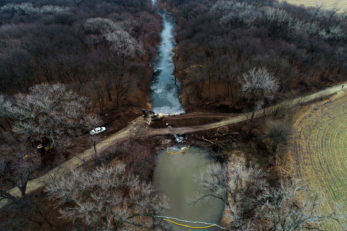 Cleanup of big Keystone system oil spill in Kansas confirmed by company and EPA