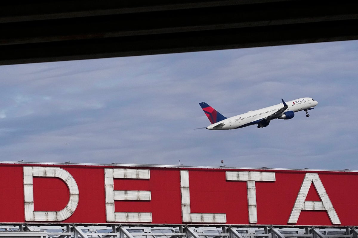 Delta pilot threatened to shoot flight captain over passenger medical emergency