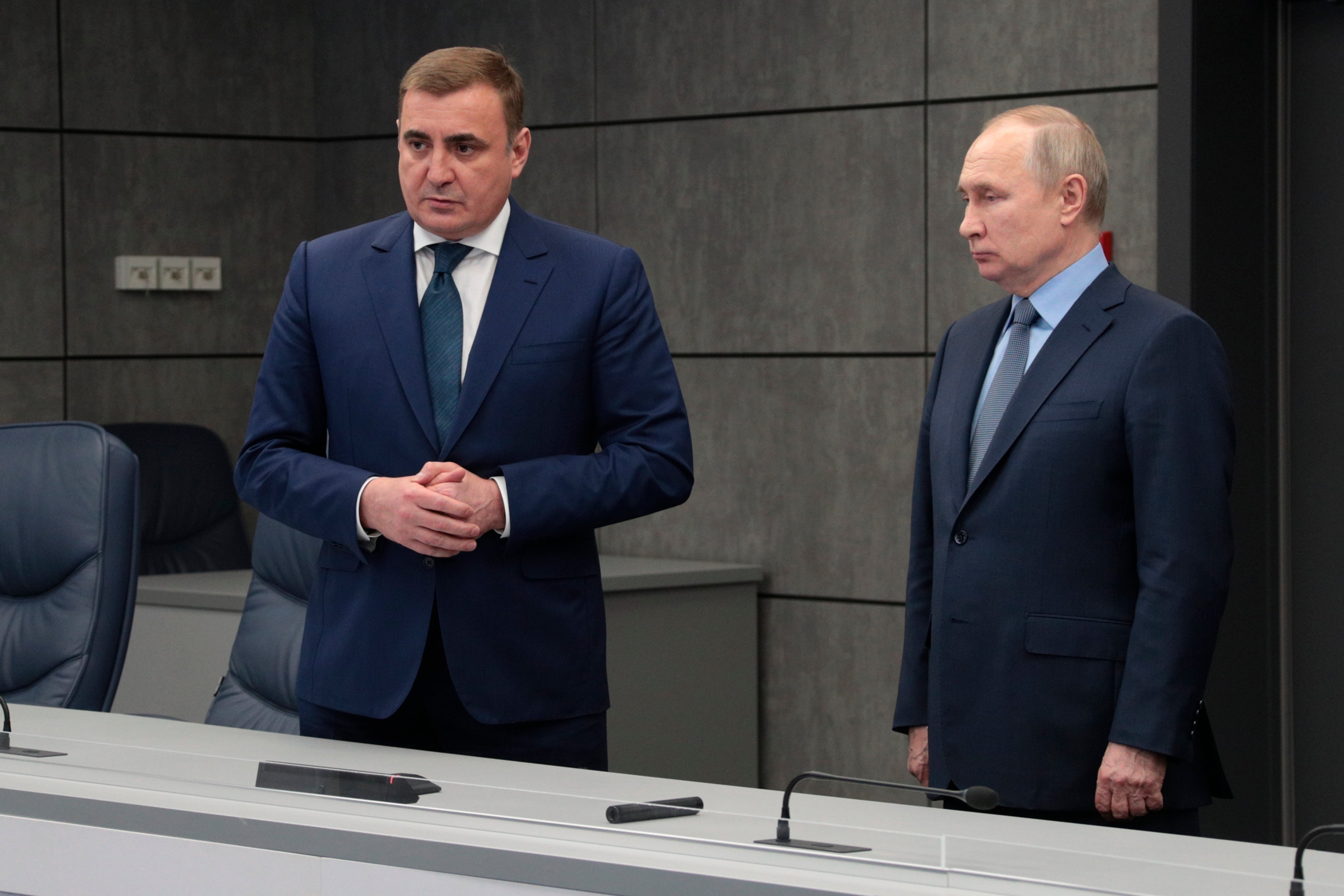 Президент России Владимир Путин стоит рядом с Алексеем Дюминым