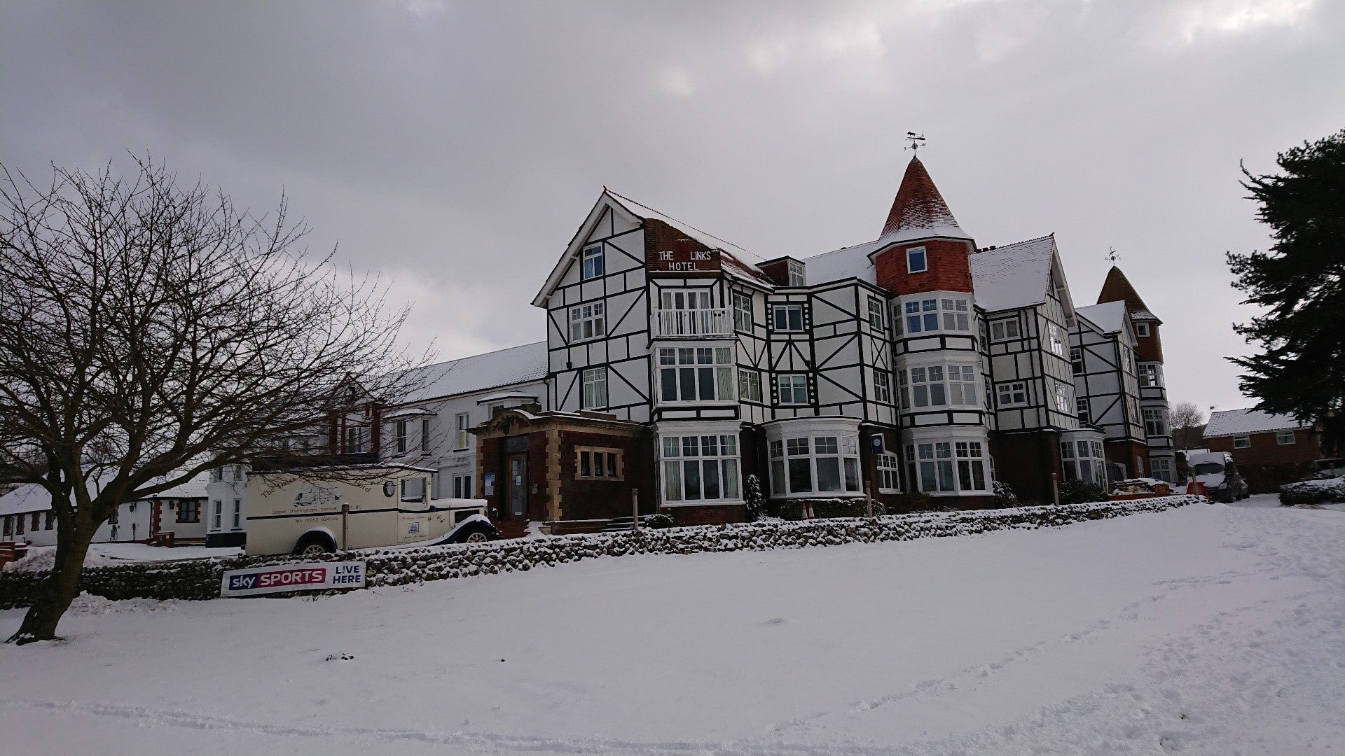 The Links Country Park Hotel is five minutes from the beach