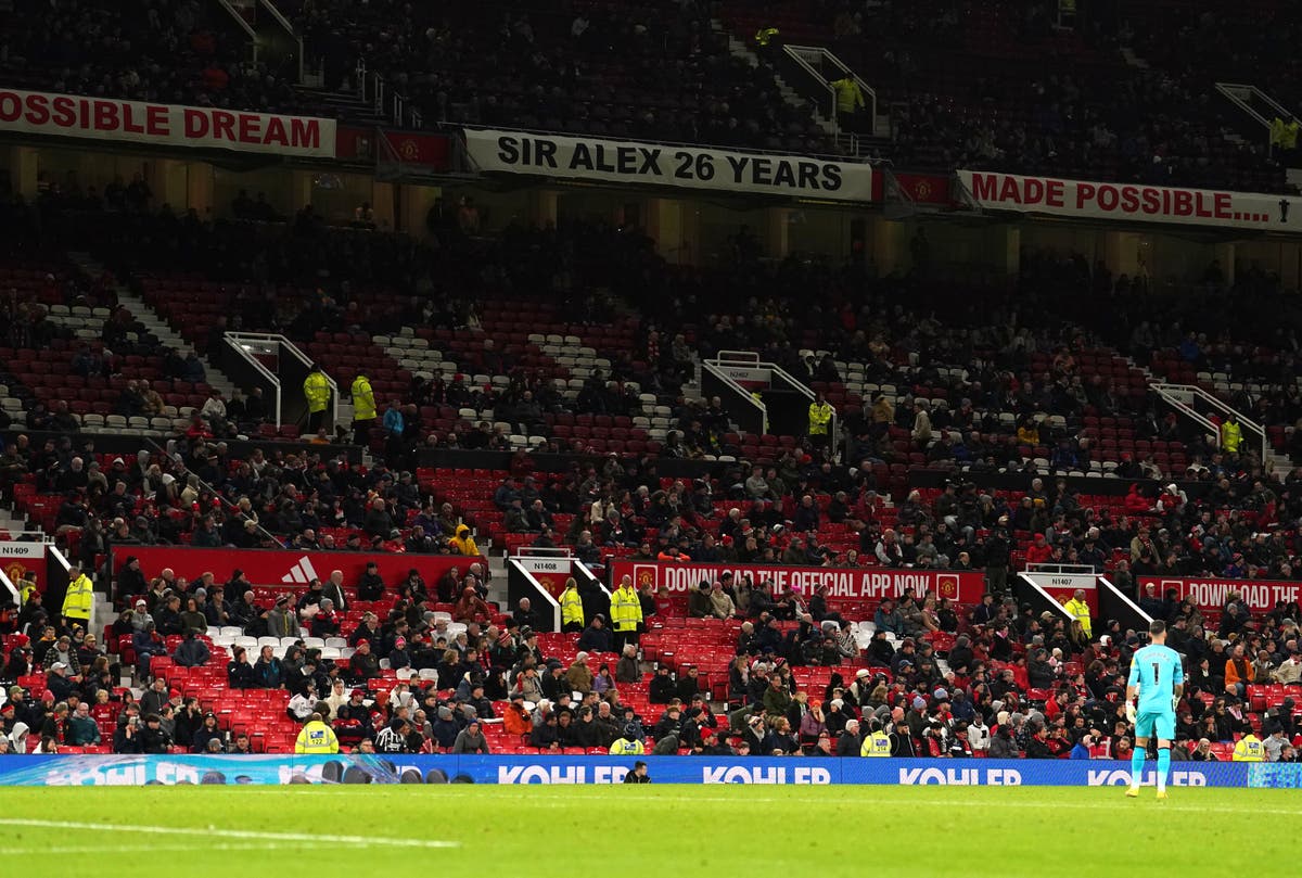 Gary Neville slams Manchester United&rsquo;s &lsquo;Theatre of Nothing&rsquo; with fans left &lsquo;bored&rsquo;