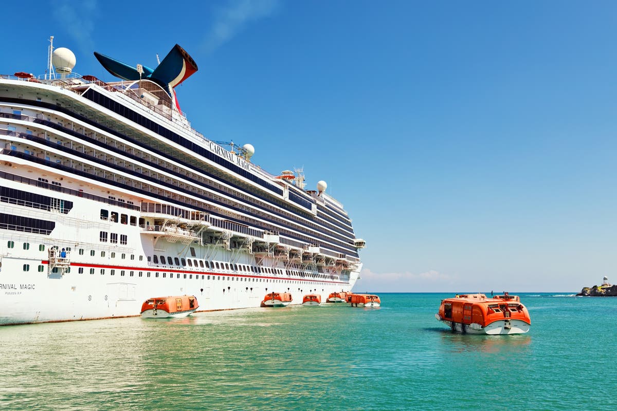 Cruise ship shoots huge cloud of soot into the sea
