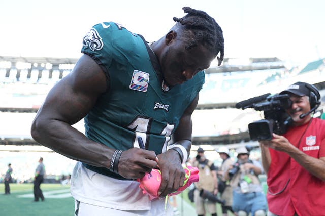 <p>Why does Philadelphia Eagles player AJ Brown wear pink shoes?</p>