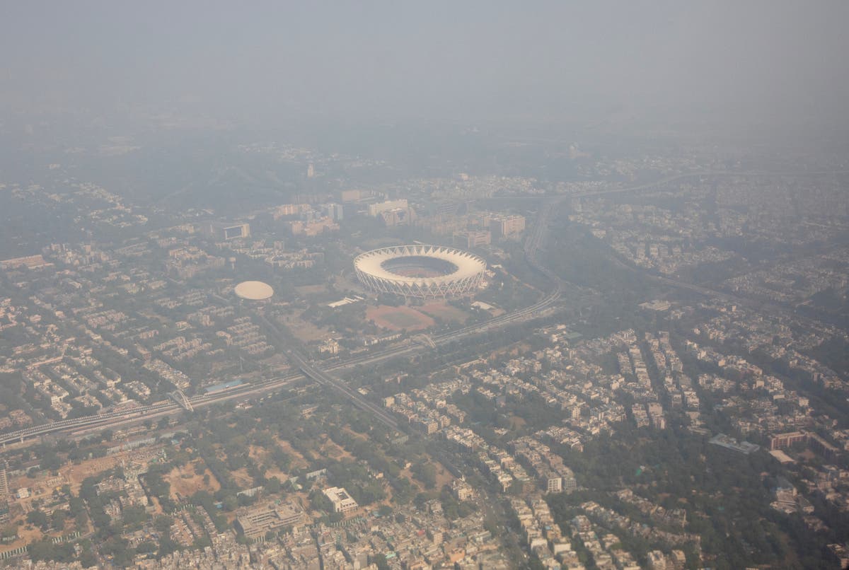 Toxic smog blankets Delhi as air pollution spikes to 100 times WHO limit - Vimarsana News