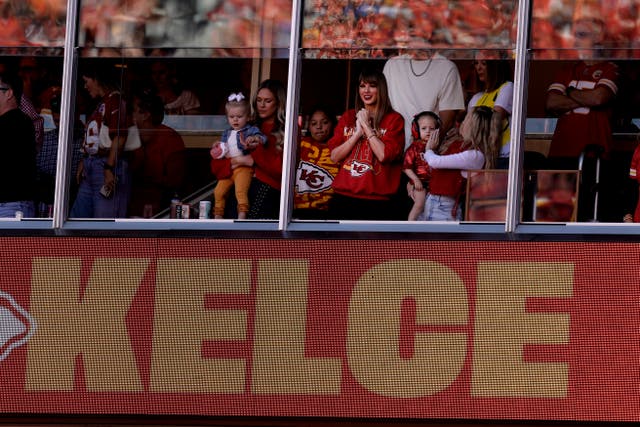 NFL World Reacts To Donna Kelce's Viral Super Bowl Outfit - The