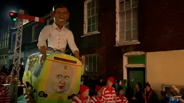 <p>Crowd boo Rishi Sunak effigy as it’s paraded through Lewes streets to bonfire </p>