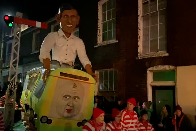 <p>Crowd boo Rishi Sunak effigy as it’s paraded through Lewes streets to bonfire </p>