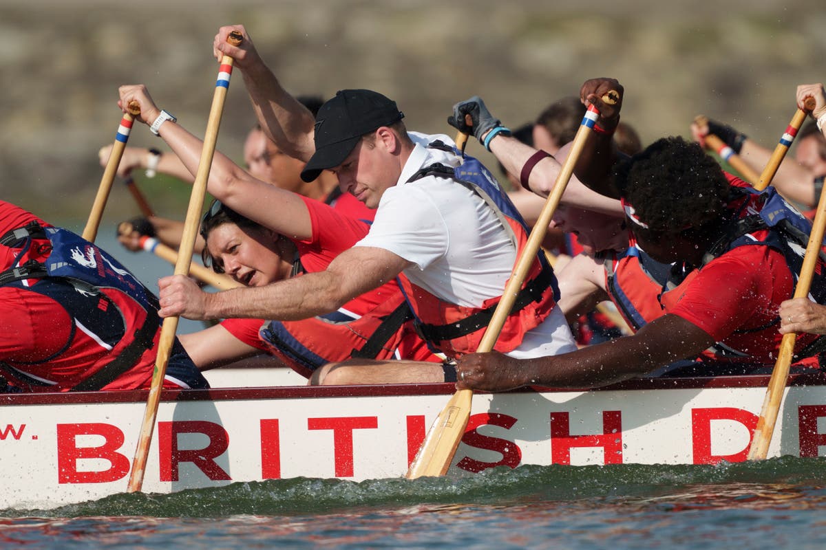 A royally British Dragon! William WINS dragon boat race with mixed gender  crew in Singapore and is praised as a 'natural' by his team (before  admitting he was 'terrified' of getting his