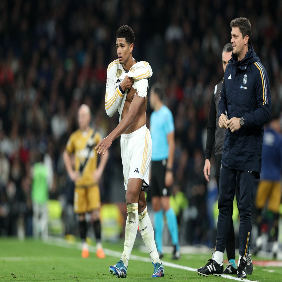 Real Madrid issue Jude Bellingham shoulder injury update | The Independent
