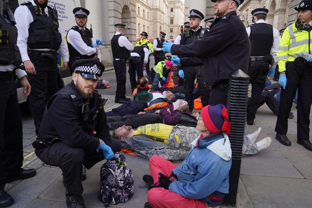 <p>Officers from the Metropolitan Police surround Just Stop Oil protesters</p>