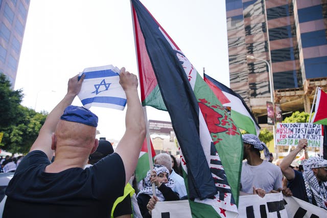 <p>File: A man holding an Israeli flag confronts attendees at a pro-Palestine march in Los Angeles</p>