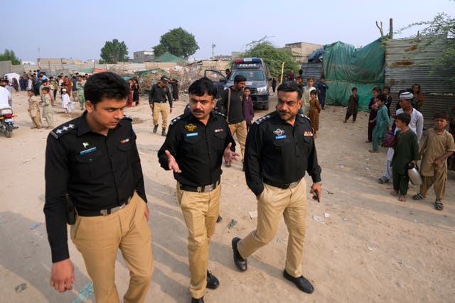 <p>Police officers arrive to conduct a search operation at Karachi, Pakistan. Reprsentational image </p>