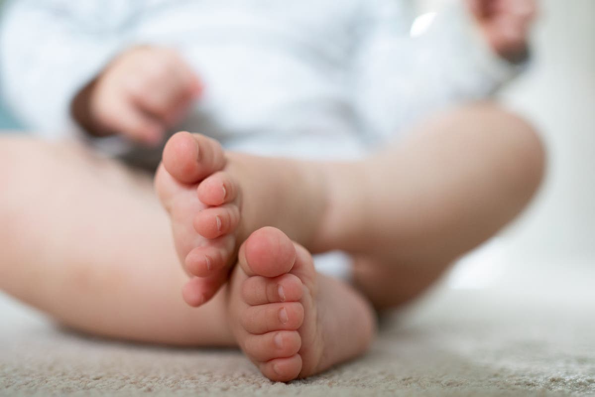 Increase in babies being &lsquo;combi-fed&rsquo;, figures show