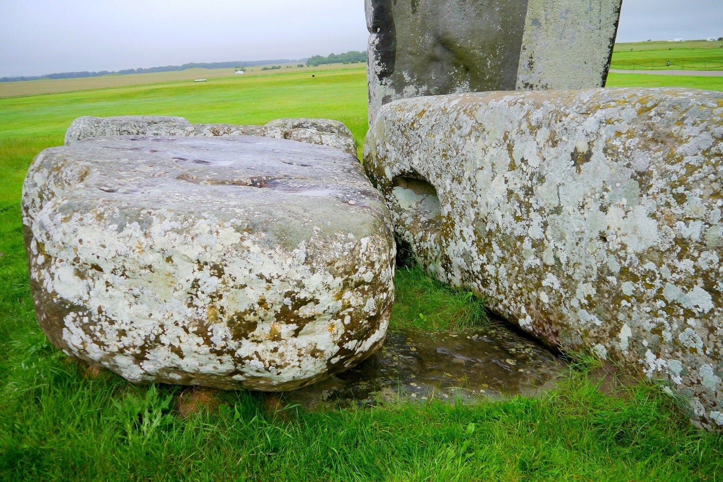 Der Altarstein von Stonehenge, hier unten zwei große Sarazenensteine