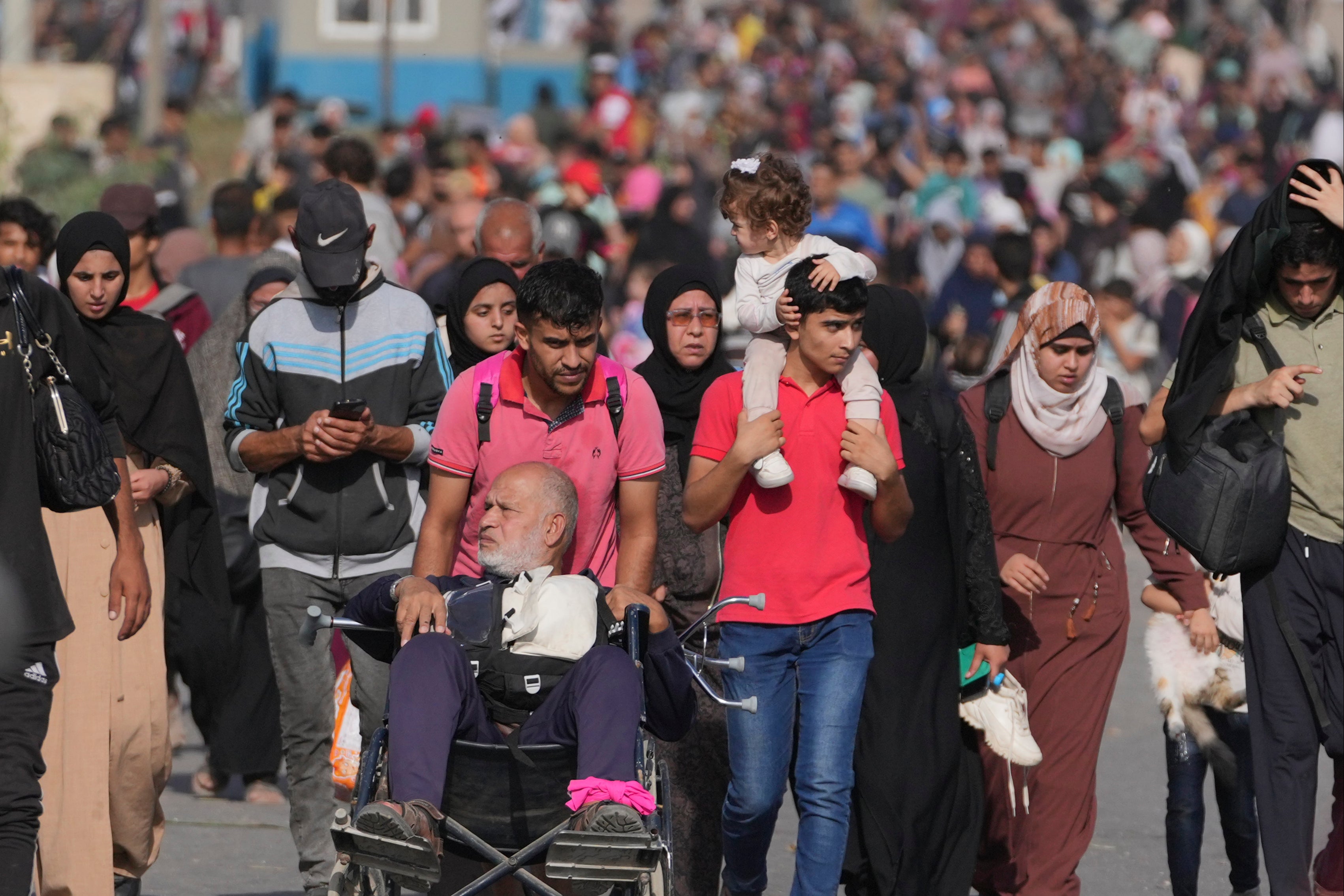 <p>Palestinians flee to the southern Gaza Strip</p>
