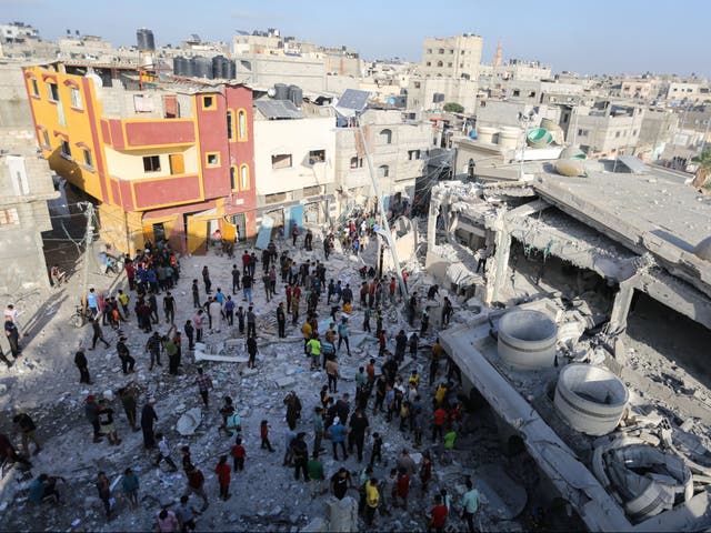 <p>Citizens inspect the Khaled bin Al-Walid Mosque, which was destroyed by Israeli raids on 8 November 2023 in Khan Yunis, Gaza</p>