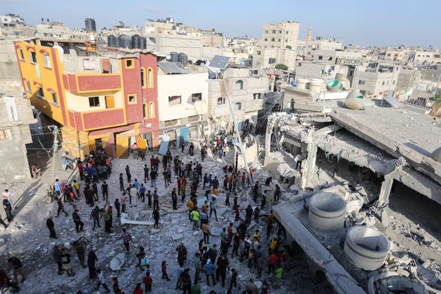 <p>Citizens inspect the Khaled bin Al-Walid Mosque, which was destroyed by Israeli raids on 8 November 2023 in Khan Yunis, Gaza</p>