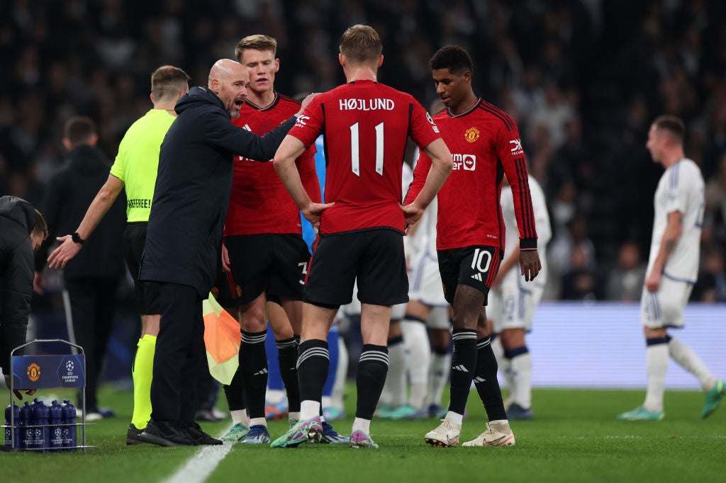 Erik ten Hag talks to his players as Marcus Rashford trudges off the pitch