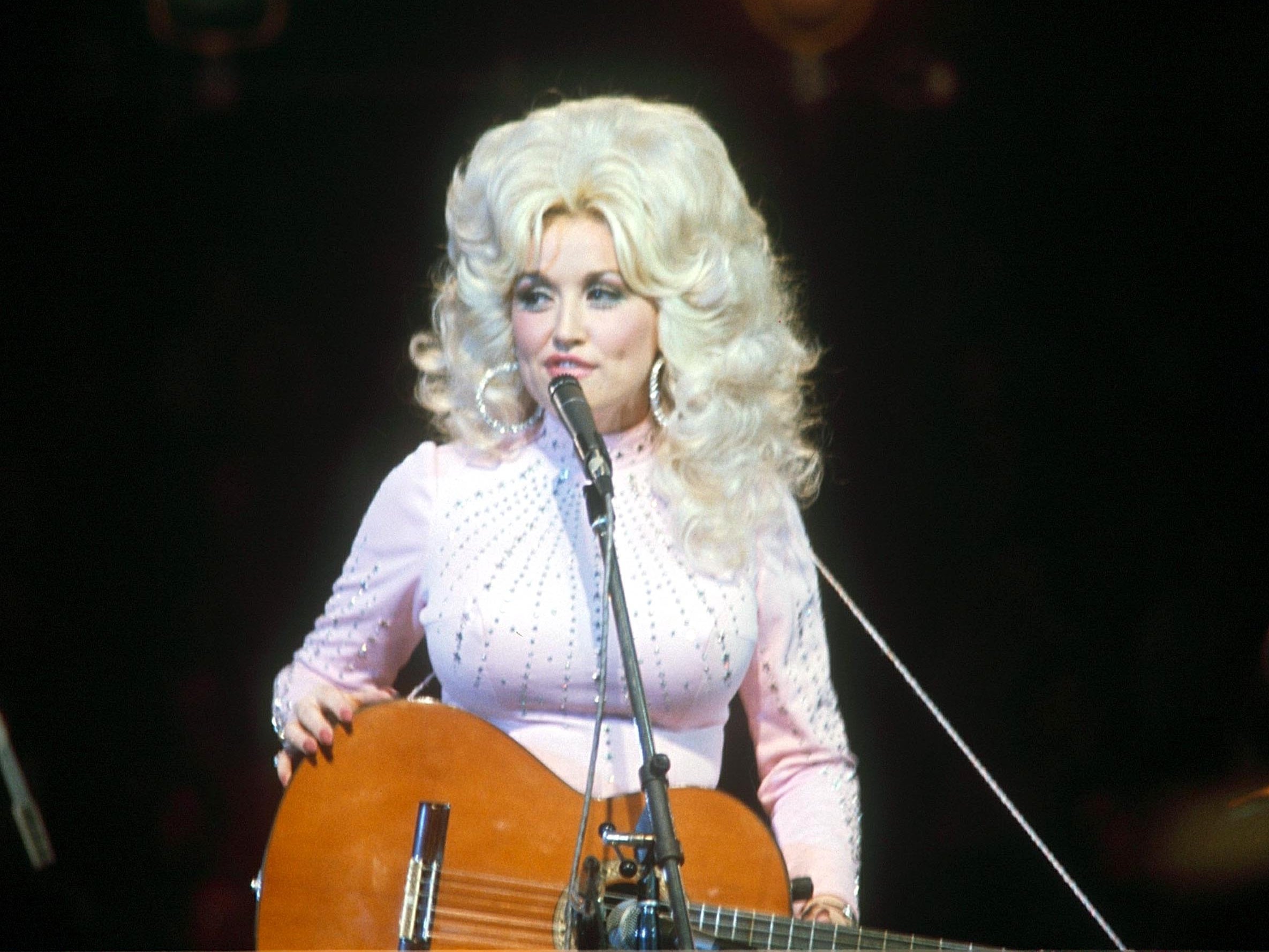 Dolly Parton sparkling on stage in 1976