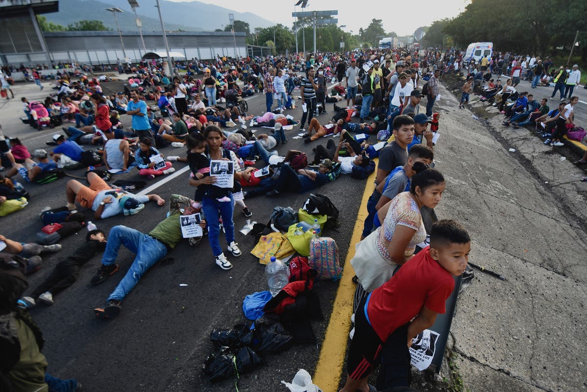 Мексико спира депортациите и трансферите на мигранти, като се позовава на липса на средства