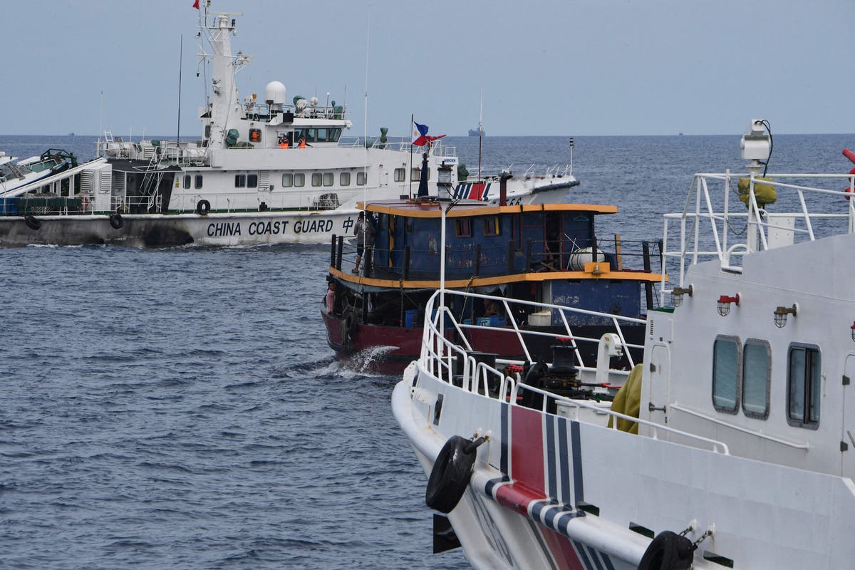 菲律宾称，中国向南海一艘补给船发射水炮