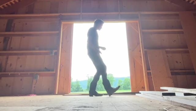 <p>Kevin Bacon recreates iconic Footloose dance to celebrate end of SAG-AFTRA strike.</p>