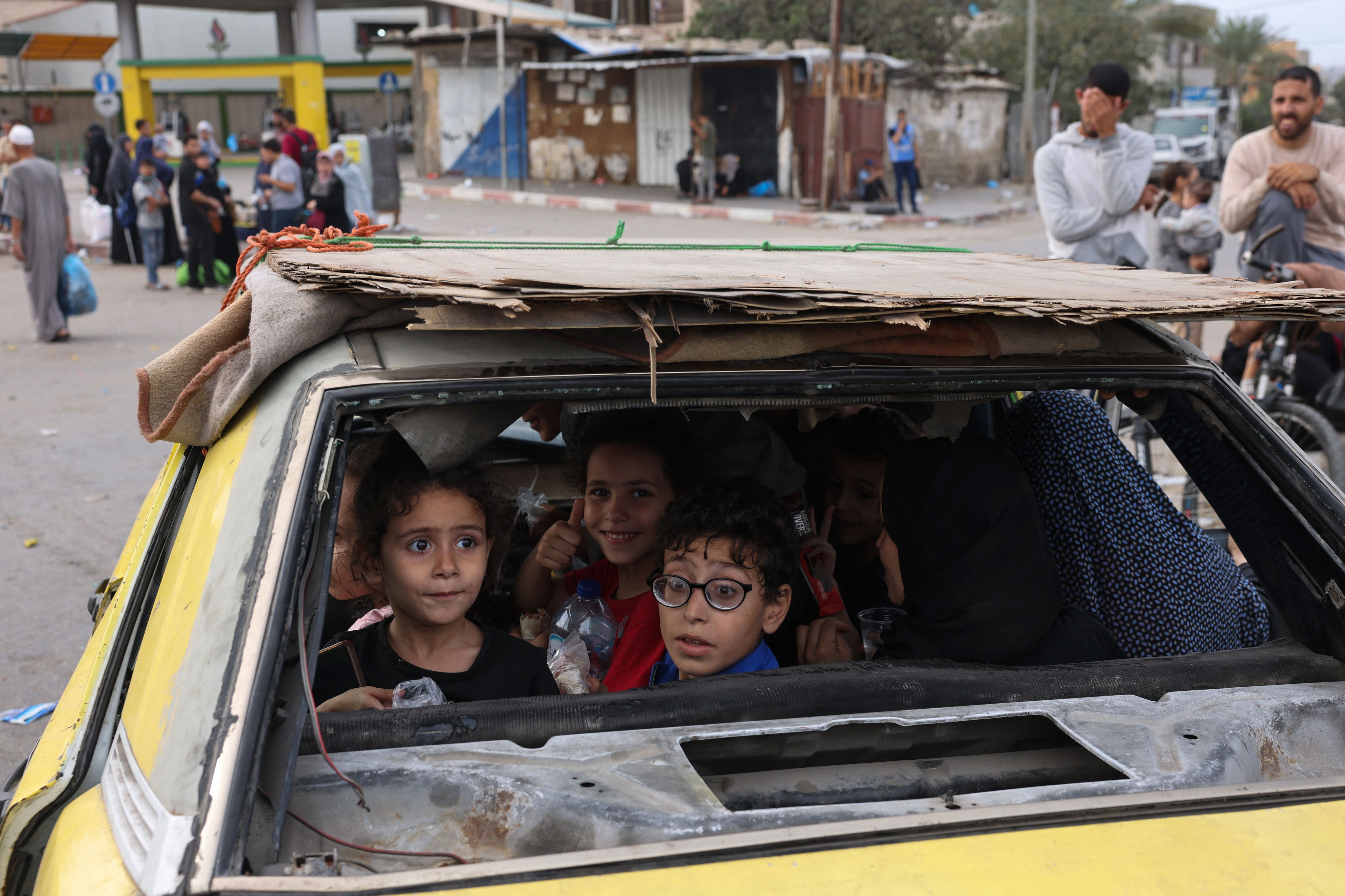 Palestinians arrive in Khan Yunis in the southern Gaza Strip on November 11, 2023