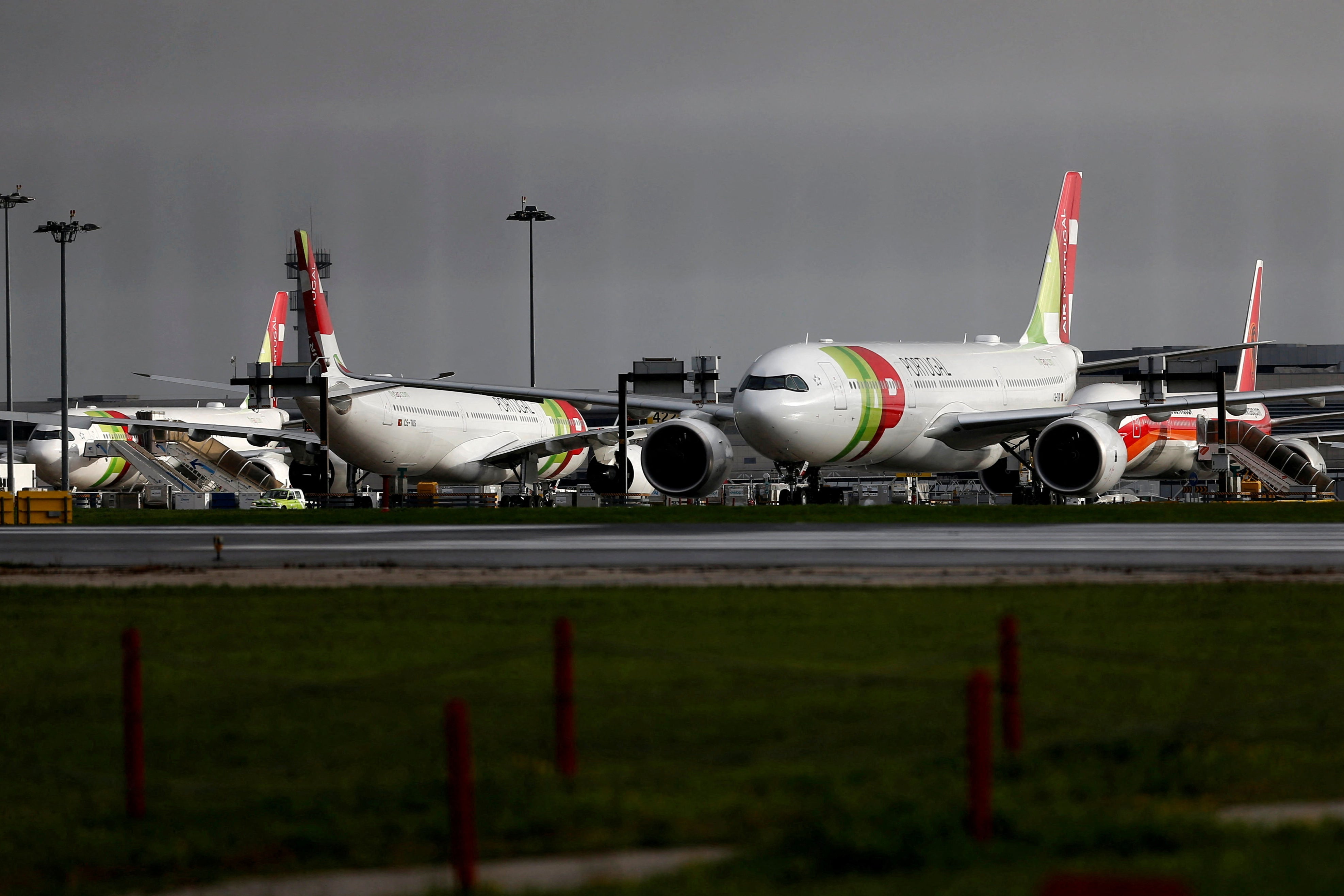 More than a dozen ministers and secretaries of state quit their posts after a separate investigation into alleged corruption in the state-owned TAP airline