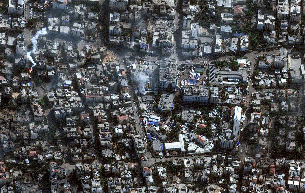 Thousands sheltering in Gaza&rsquo;s main hospital flee &ndash; but hundreds of patients trapped by fierce fighting