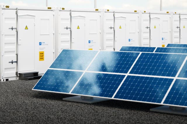 <p>Paneles solares combinados con baterías de larga duración son más baratos y fiables que los generadores diésel de emergencia, según investigadores</p>