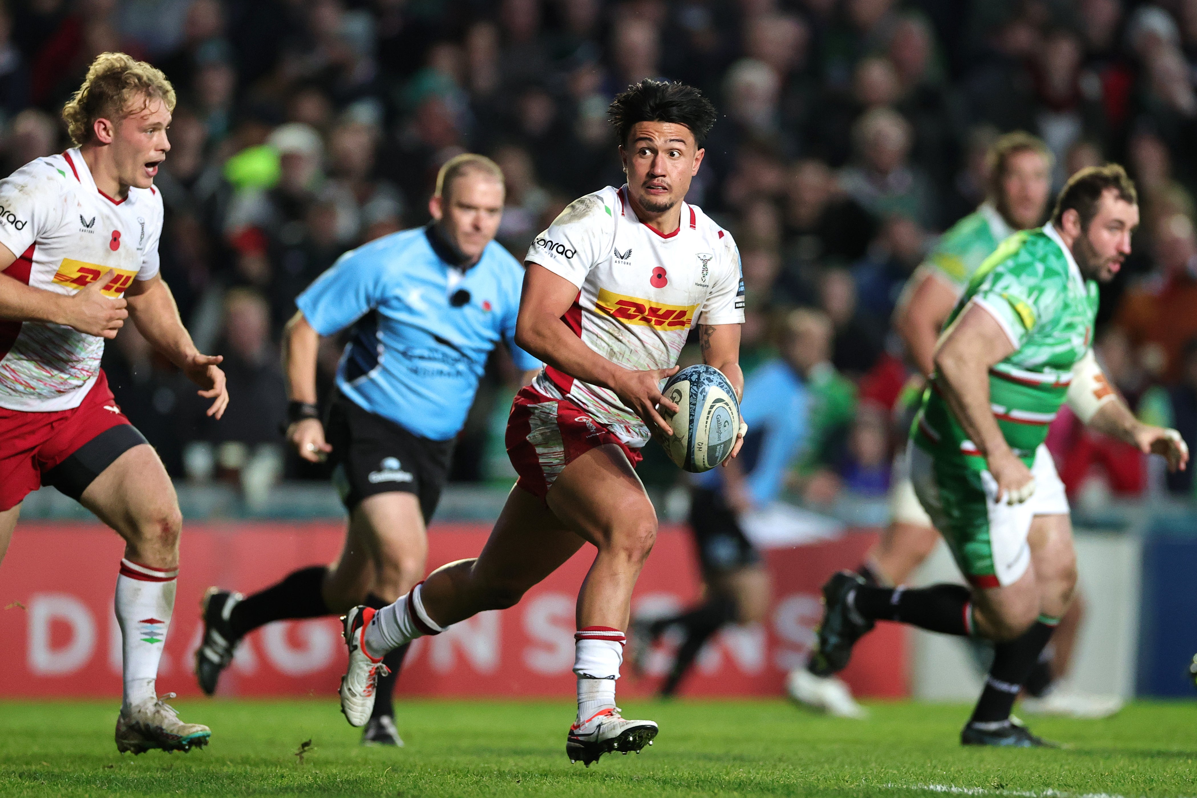 Marcus Smith led Harlequins to a win over Leicester as the London club went top of the Premiership
