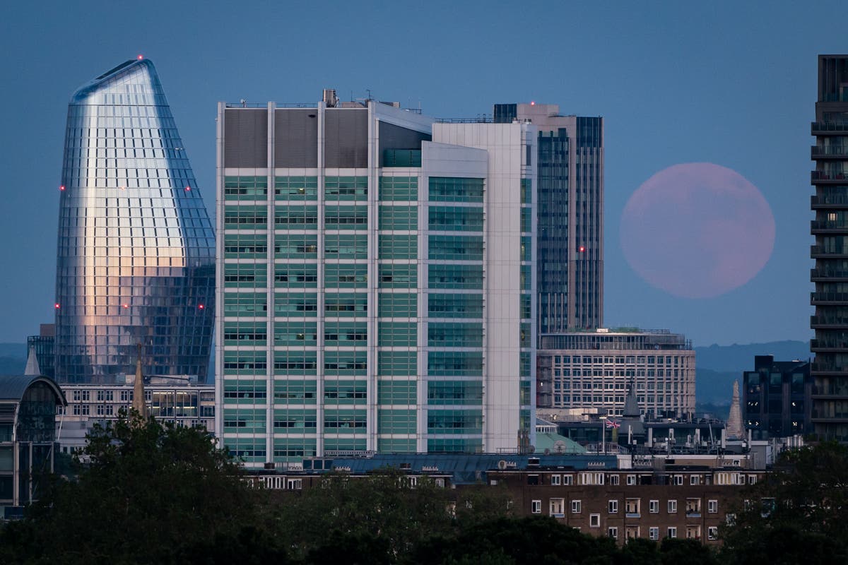 London markets open week higher as finance and oil firms strengthen