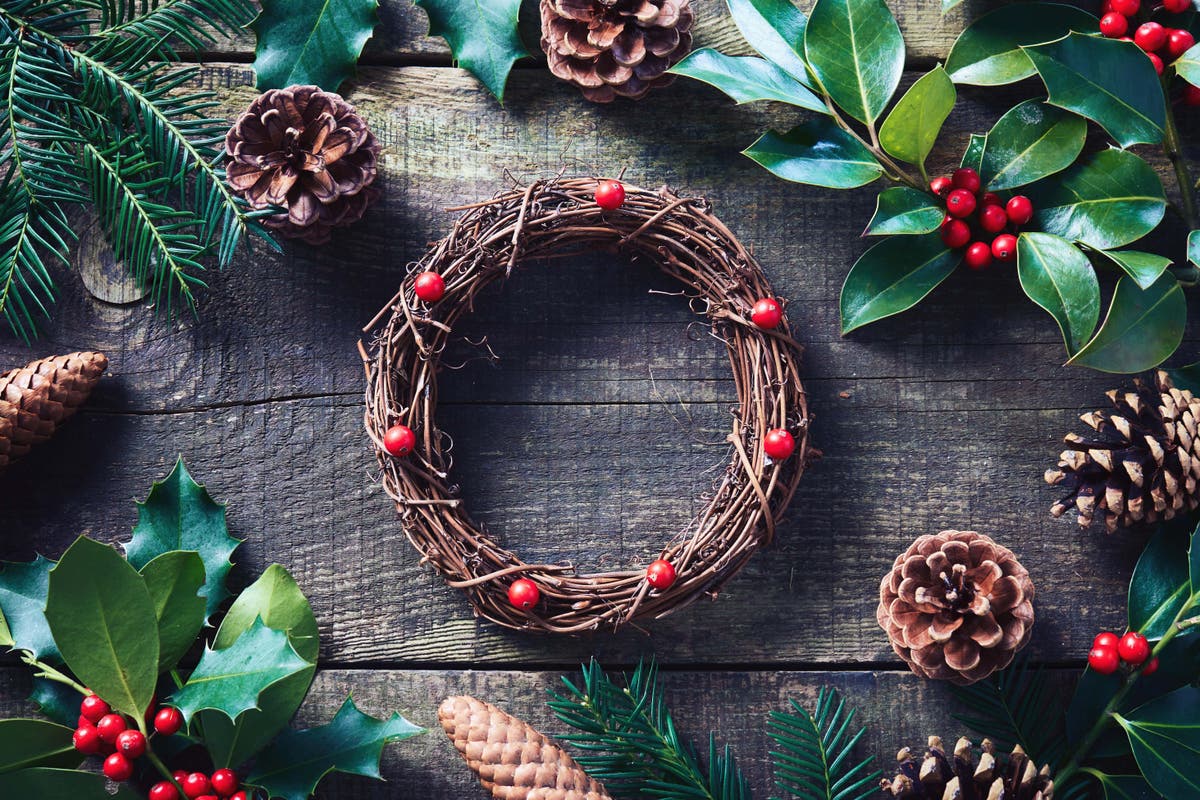 How to make Christmas wreaths from materials you find in your garden