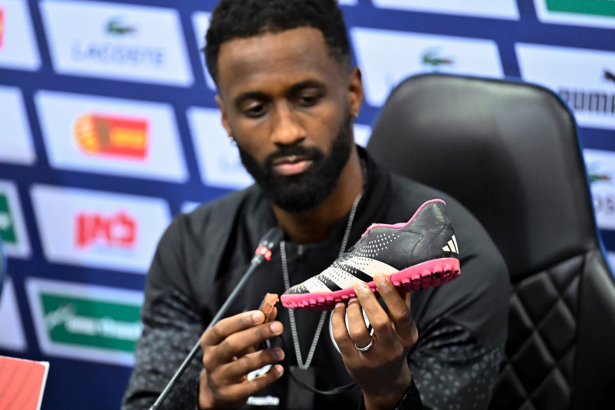 Israeli soccer team captain displays shoe of kidnapped child ahead of qualifying match in Hungary Israeli soccer team captain displays shoe of kidnapped child ahead of qualifying match in Hungary