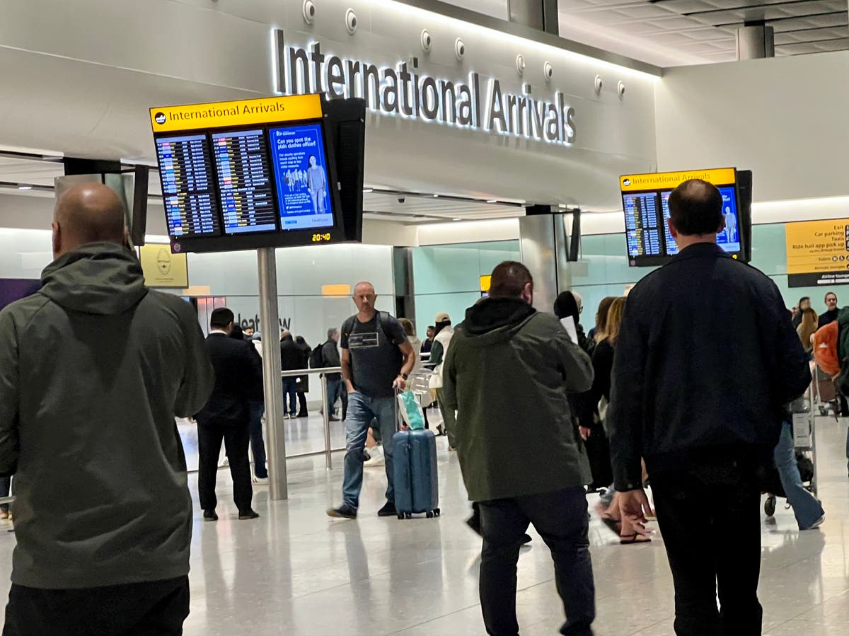 PASAŻERZY stoją w obliczu „poważnych zakłóceń” po tym, jak setki pracowników lotniska Heathrow ogłaszają tygodniowy strajk