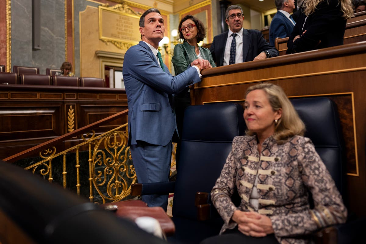 El líder español defiende el acuerdo de amnistía para los catalanes en el Parlamento antes de la votación para formar un nuevo gobierno