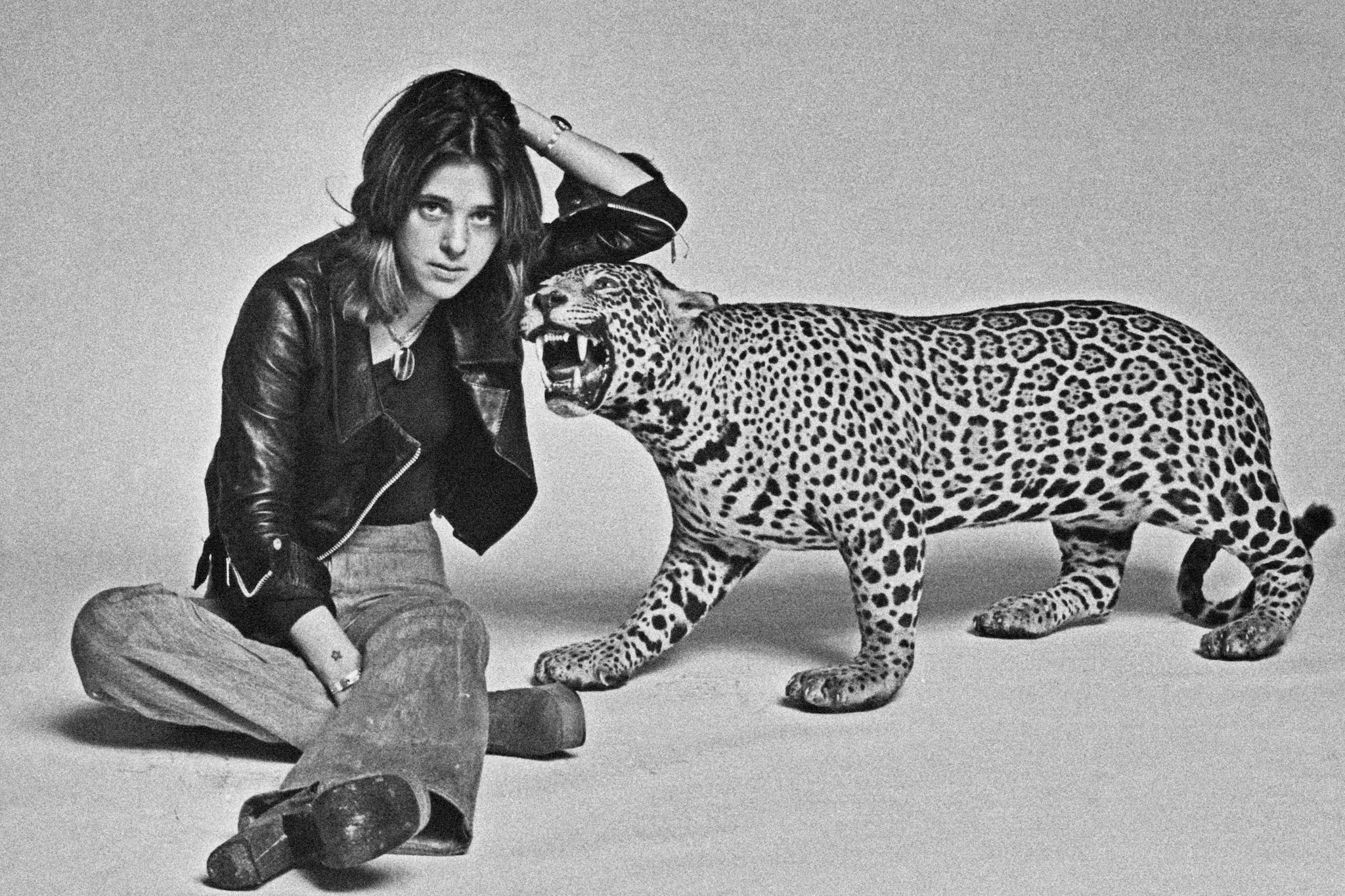 Suzi Quatro poses with a stuffed leopard in the UK, August 1973