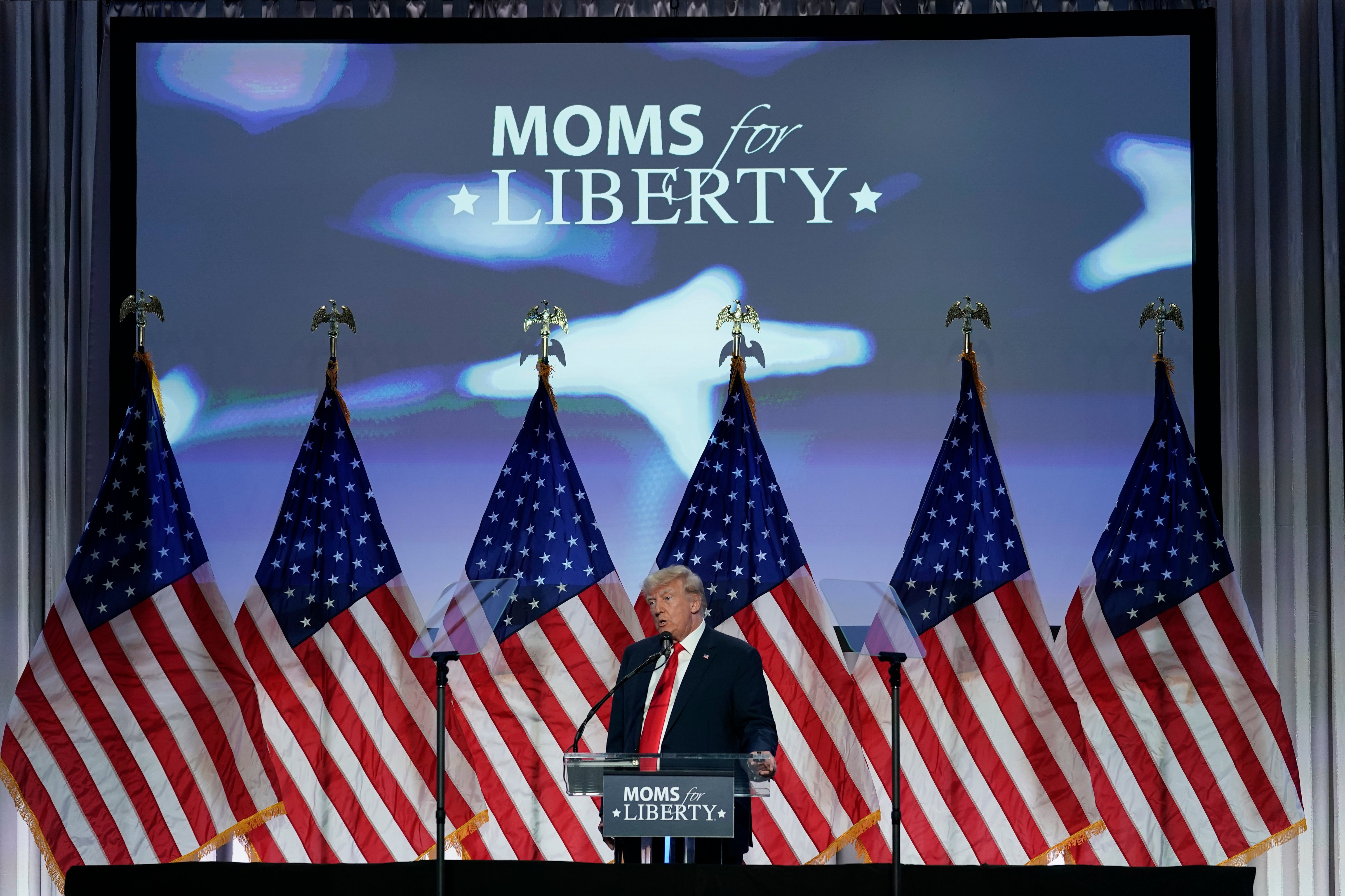 EEUU MADRES POR LA LIBERTAD PROUD BOYS