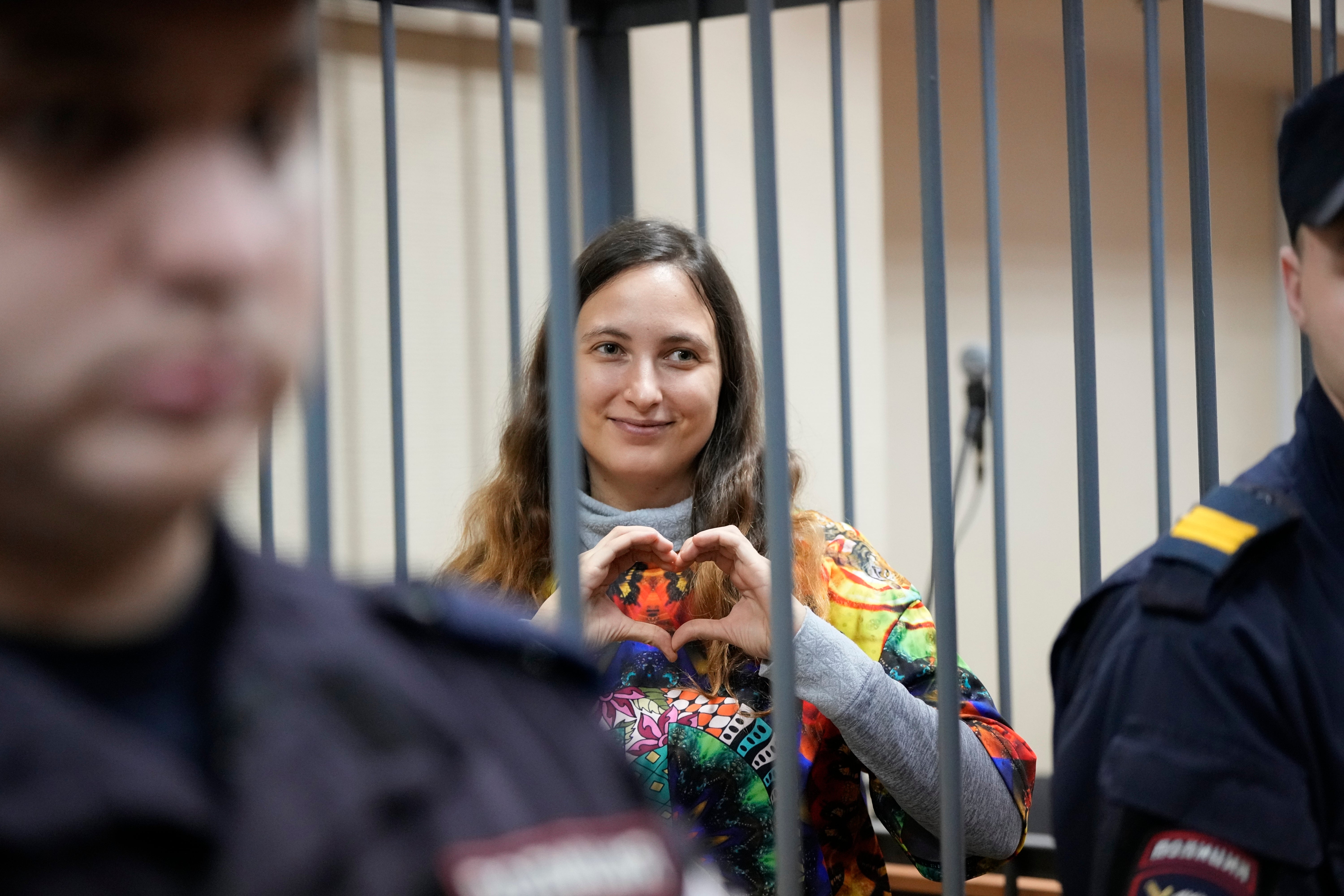 Sasha Skochilenko made the sign for love with her hands during her trial on Thursday