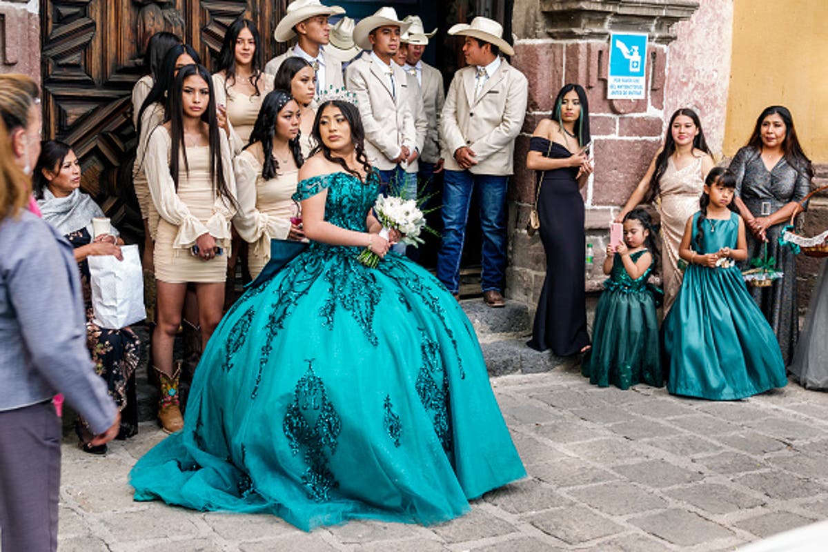 Mother praised for making daughter pay for ruining stepsister&rsquo;s $3,000 quincea&ntilde;era dress