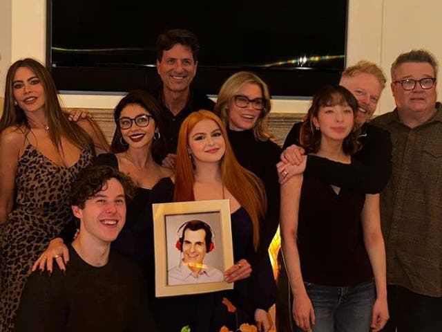 <p>Una foto del reencuentro del elenco de Modern Family desata temores sobre la salud de Ty Burrell</p>